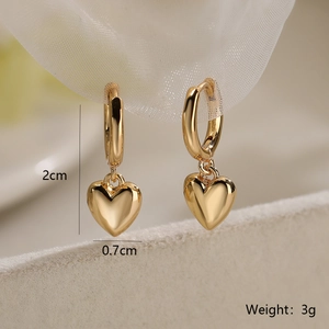 Detailed size chart of gold heart earrings showing 2cm length and weight of 3g