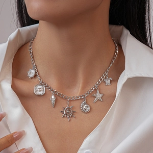 Dettaglio della collana d'argento con ciondoli nautici come la stella marina e la tartaruga