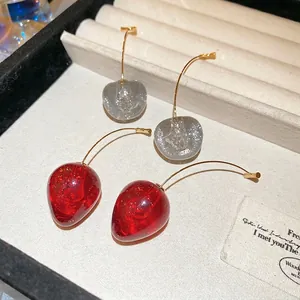 Boucles d'oreilles fraise et cerise en résine pailletée avec crochets dorés