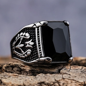 Anello vintage da uomo in acciaio inossidabile con grande gemma nera e dettagli incisi