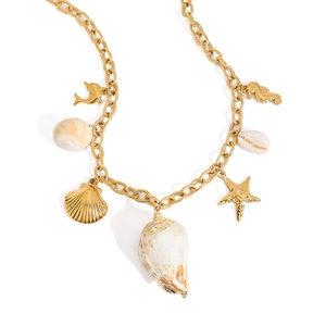 Détail du collier en acier doré avec pendentifs de mer et coquillages naturels marins