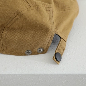 Béret en toile kaki pour enfant avec boucle vintage et texture de tissu robuste
