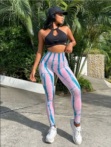 Détail du legging tie-dye côtelé à taille haute avec tissu respirant rose et bleu