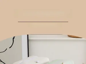 Dettaglio di trousse quadrate in tessuto a nido d'ape con eleganti fiocchi a forma di rosa