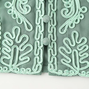 Ensemble de vacances vert avec broderies florales et boutons recouverts de tissu