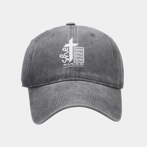 Détail du motif de croix et citations sur une casquette en coton gris délavé