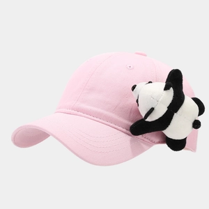 Détail d'une casquette en coton rose avec une jolie poupée panda en peluche sur le côté