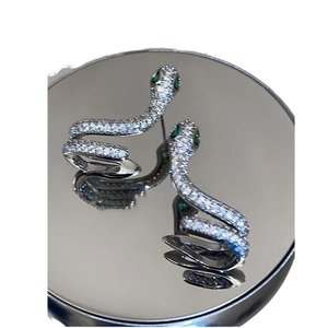 Boucles d'oreilles serpent en argent avec zircons blancs et yeux en pierres vertes