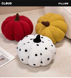 Set van drie pompoen sierkussens in rood, geel en wit met zwarte stippen van fleece