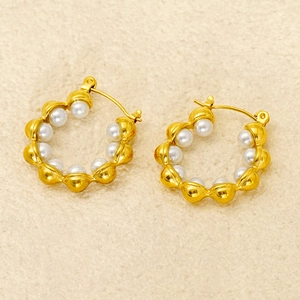 18k gold plated stainless steel C-shaped hoop earrings featuring white round pearls