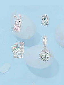 Détails macro de breloques de Pâques en argent S925 avec émail coloré et motifs de lapins