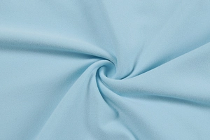 Dettaglio macro del tessuto azzurro con trama raffinata per l'abito estivo