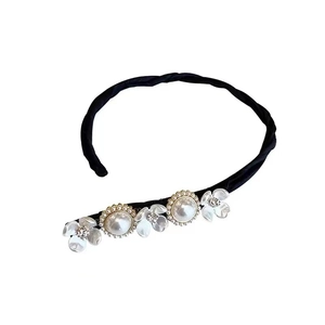 Moldeador de moños elegante con perlas blancas y flores de cristal en tela negra