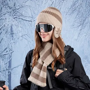 Set invernale con cappello di maglia e sciarpa con paraorecchie e motivo a fiocchi