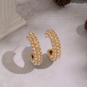Boucles d'oreilles C luxueuses plaquées or 18K avec strass sur fond texturé