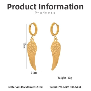 Vue détaillée des boucles d'oreilles ailes dorées avec dimensions 51mm x 11mm