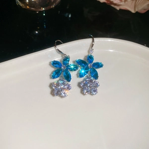 Silver flower earrings with blue marquise zircon and sparkling starburst light effects