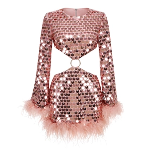 Mini robe rose à paillettes avec découpes à la taille, anneau en métal et plumes