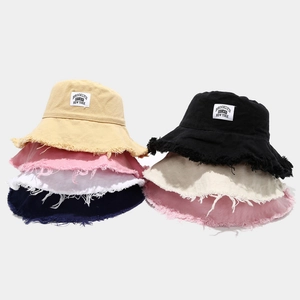 Cappelli a secchiello retrò Brooklyn con bordi sfrangiati in vari colori alla moda