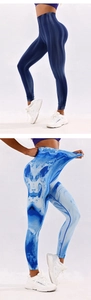Vue détaillée du legging de yoga taille haute montrant le motif tie-dye et rayures bleues
