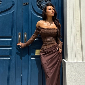 Dettaglio vestito marrone scuro con pizzo e spalle scoperte con orlo arricciato chic