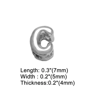 Dettaglio charm lettera C in argento con dimensioni per creazione di gioielli DIY