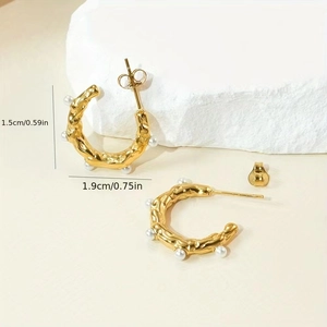 Detailed view of C-shaped 18k gold earrings with white pearls and 1.9cm width scale