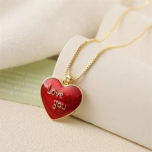 Collier doré avec pendentif cœur émaillé rouge et gravure Love you élégante