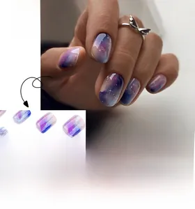 Détails des faux ongles courts carrés effet galaxie avec dégradé bleu et violet