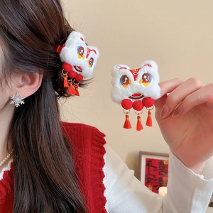 Détail de la pince à cheveux lion chinois en peluche blanche avec pompon rouge