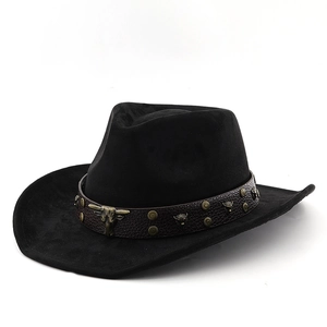 Détail chapeau de cowboy noir avec bande en cuir marron et ornement de tête de taureau