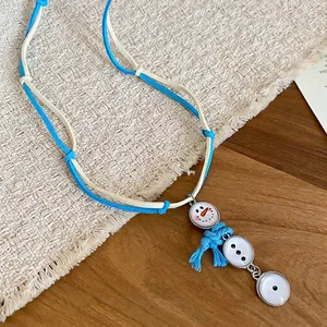 Collier bonhomme de neige d'hiver avec cordon tressé bleu et blanc et détail pompon