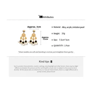 Détails des boucles d'oreilles à pompons perlés avec dimensions 7,5cm et tiges argent