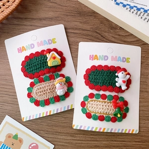 Details von handgestrickten Weihnachts-Haarspangen mit Weihnachtsmann und Schneemann
