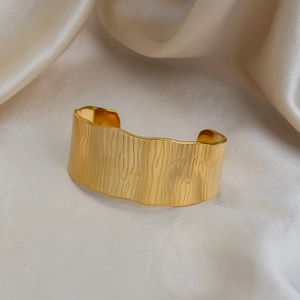 Bracelet manchette large doré 18K avec texture d'écorce unique sur fond de soie