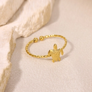 Vue détaillée d'un bracelet jonc tortue doré torsadé avec une texture de carapace fine