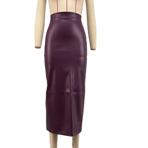 Elegante gonna in ecopelle viola scuro a vita alta, vestibilità slim e spacco anteriore