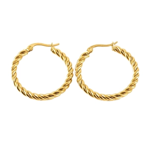 Détail de boucles d'oreilles créoles torsadées en acier inoxydable plaqué or 18 carats