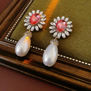Boucles d'oreilles vintage dorées avec gemme rose et perle blanche en forme de goutte