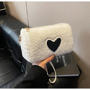 Détail d'un sac à main en polaire peluche blanche avec patch cœur et zip doré