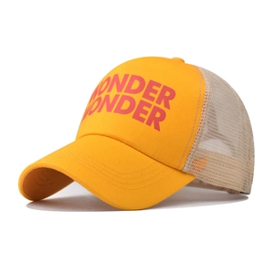 Dettaglio del cappello trucker giallo con ricamo Wonder Wonder e rete traspirante