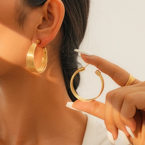 Detailansicht der mehrlagigen Gold-Creolen mit minimalistischem Runddraht-Design