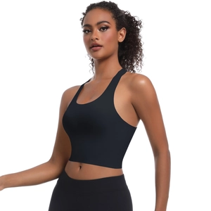 Détail du haut de sport noir et legging de yoga taille haute sur un modèle