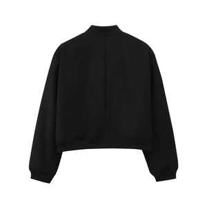 Rückansicht einer minimalistischen schwarzen Jacke mit Rippstrickkragen und Bündchen