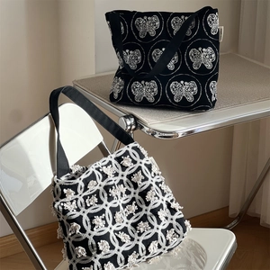 Detail von Vintage-Canvas-Taschen mit 3D-Schmetterlingsstickerei und Blumenmustern