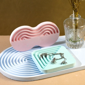 Modernes Set aus gestreiften Silikontabletts für Schmuck in Pastellfarben