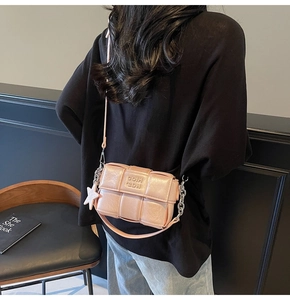 Petit sac carré tissé rose avec bandoulière chaîne et pendentif étoile
