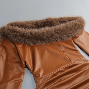 Détail d'une robe en cuir marron avec un col en fausse fourrure pelucheuse et texture riche