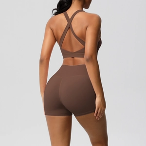 Detail von Cross-Back-Yoga-Top und High-Waist-Shorts aus braunem, atmungsaktivem Stoff