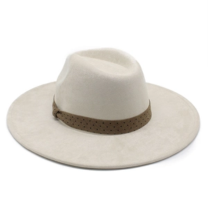 Détail du chapeau fedora blanc cassé avec ruban à pois marron et nœud élégant